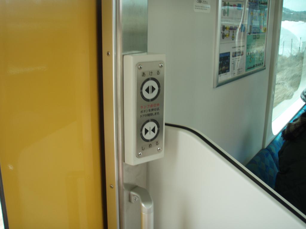 降りるときに
ドアを開けるボタン