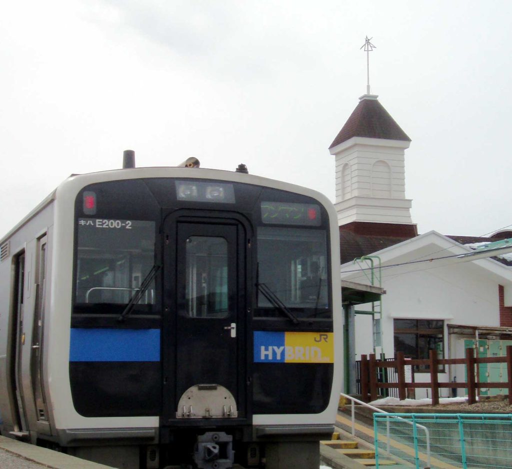 小海線と
とんがり屋根の駅舎
