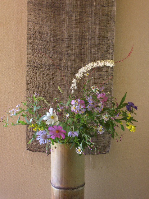 庭の花をいけてみだんだ